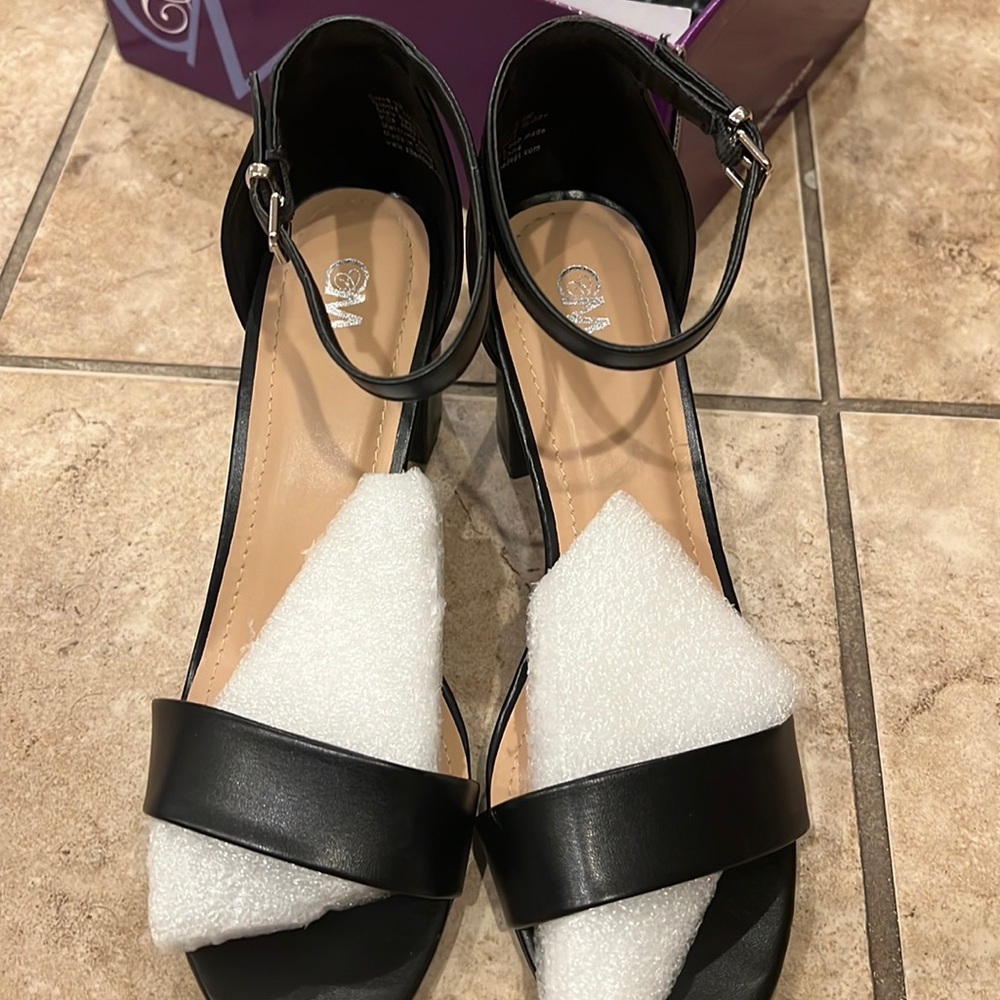 Women’s heels in a size 9 in the color black